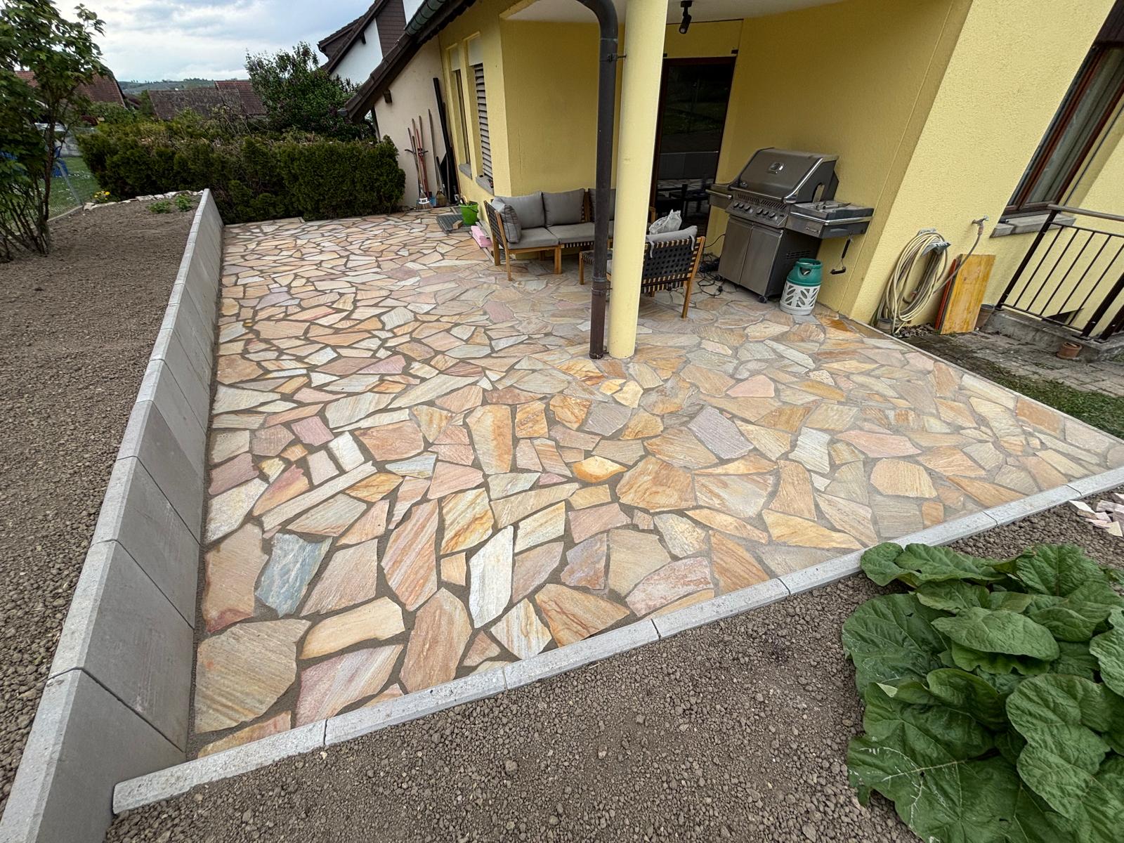 Fertige Naturstein-Terrasse